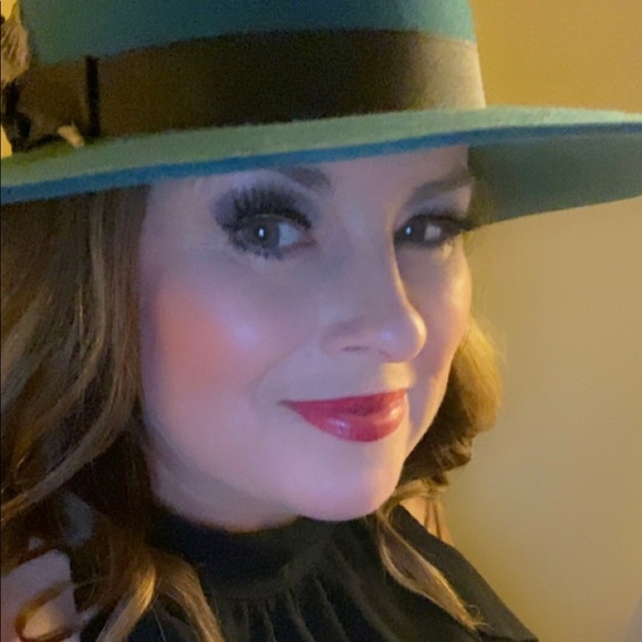 Meet your Posher, Amanda - Picture 1 of 1